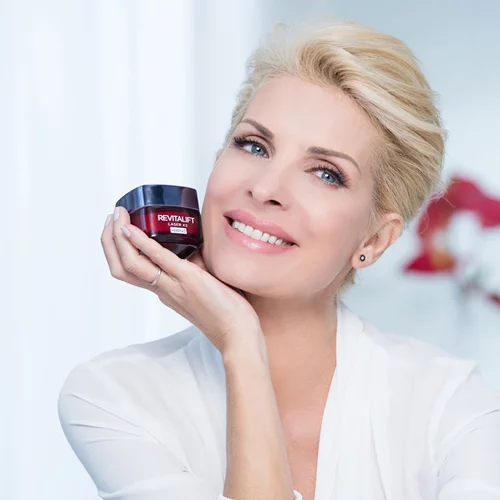 Η Ελένη Μενεγάκη ξέρει το μυστικό να δείχνει όμορφη σε κάθε ηλικία