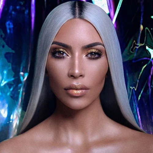 Ορίστε ένα τέλειο swatch για το highlighter: Κάνε το όπως η Kim Kardashian, γυμνή!