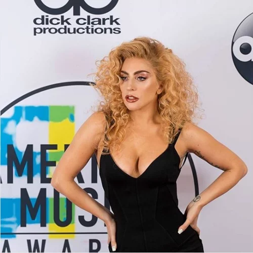 Lady Gaga | Δεν παραβρέθηκε στα AMA αλλά φωτογραφήθηκε στο κόκκινο χαλί τους!