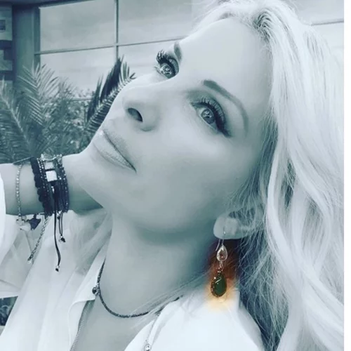 Ελένη Μενεγάκη | Στόλισε το χριστουγεννιάτικο δέντρο της!