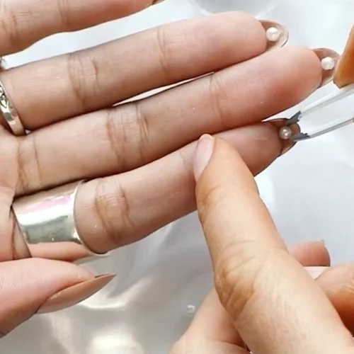 Το πιο κομψό manicure θέλει τις πέρλες να κρύβονται κάτω από τα νύχια σου..