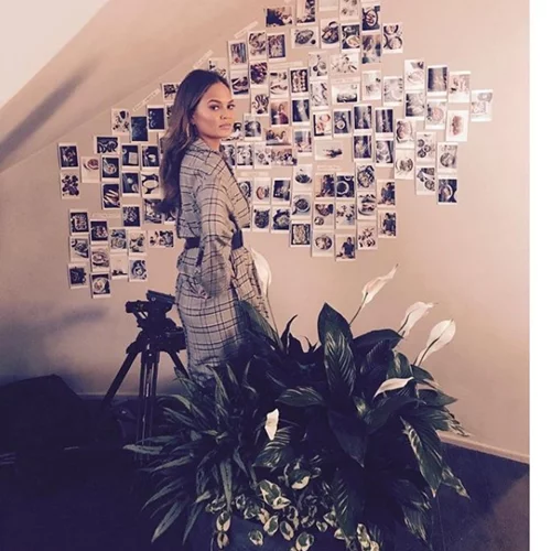 Chrissy Teigen | Έκανε εμφάνιση με την υπογραφή Έλληνα σχεδιαστή!