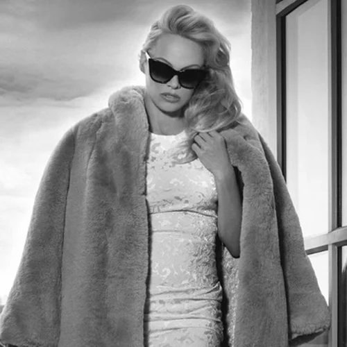 Pamela Anderson | Έκανε δώρο στην Kim Kardashian μια γούνα – αλλά γιατί;