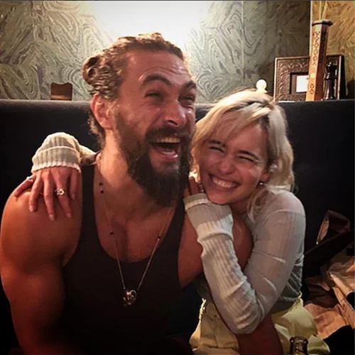 Η (μεθυσμένη) επανασύνδεση της Emilia Clarke με τον Jason Momoa