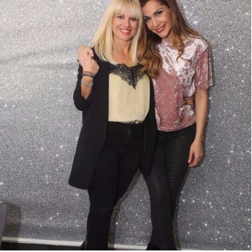 Δέσποινα Βανδή | Αγκαλιά με την Μαρία Μπεκατώρου μετά την θεατρική παράσταση