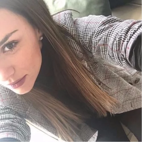 Ελένη Τσολάκη | Η φωτογραφία μπροστά από το στολισμένο δέντρο