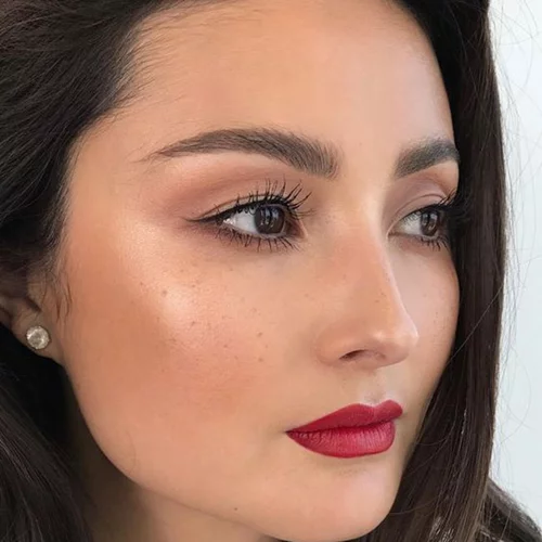 Πώς θα κάνεις το πρωινό σου μακιγιάζ βραδινό στο λεπτό, για να είσαι λαμπερή ακόμη και την τελευταία στιγμή!