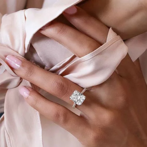 Νύχια αρραβώνα | Το ιδανικό χρώμα που θα συνοδεύει το δαχτυλίδι!