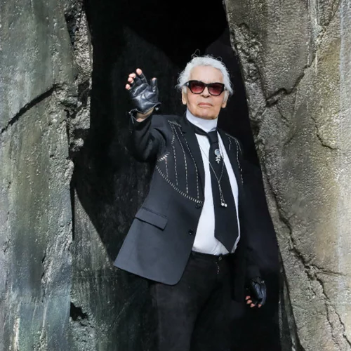 Ο Karl Lagerfeld σχεδίασε τον Harvey Weinstein ως γουρούνι στη νέα του γελοιογραφία
