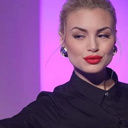 Αλεξάνδρα Παναγιώταρου | Ανοίγει το σπίτι της και μιλάει μαζί με τον σύντροφό της για τον επικείμενο γάμο τους