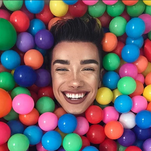 Πίσω στα 90s με τον James Charles να κάνει τάση την μοβ σκιά!