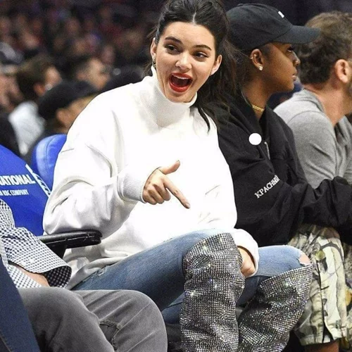 Η Kendall Jenner φόρεσε τις διαμαντένιες μπότες Saint Laurent σε αγώνα μπάσκετ