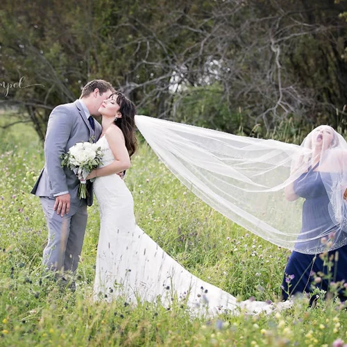 Αυτή η παράνυμφος κατάφερε να κλέψει την παράσταση στον γάμο της καλύτερης φίλης της!