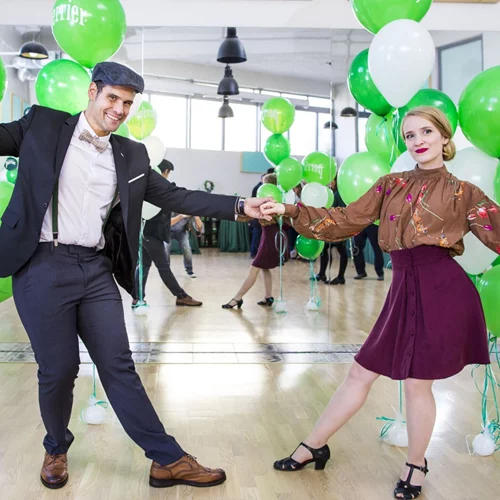 Ο Δημήτρης Ουγγαρέζος μεταμορφώθηκε στον πιο extraordinaire δάσκαλο swing