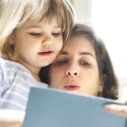 12 πράγματα που είναι καλό το παιδί σου να σε βλέπει να κάνεις