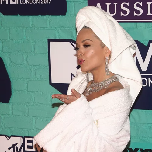 Η Rita Ora εμφανίστηκε στα MTV Awards φορώντας απλά ένα μπουρνούζι