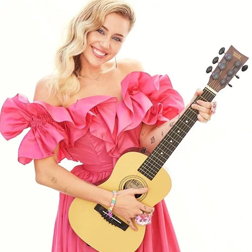 Miley Cyrus | Διέψευσε τις φήμες περί εγκυμοσύνης