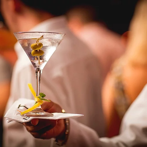 Πώς θα παραγγείλεις και θα πιεις σωστά το Martini