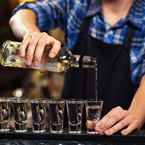 Η αλήθεια πίσω από τους δημοφιλέστερους μύθους για το αλκοόλ