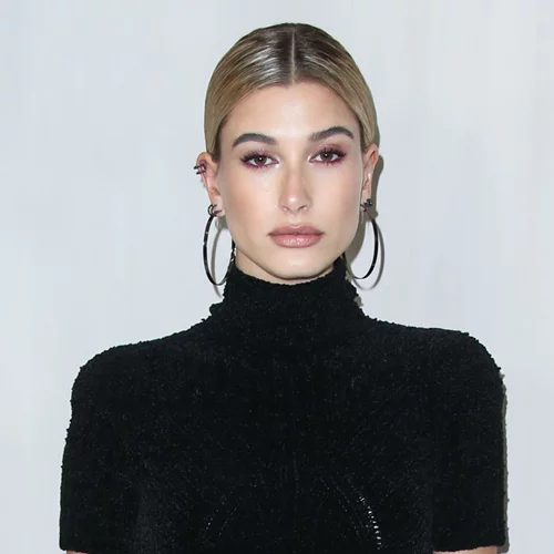 Άσπρα μποτάκια με τακούνι; Δες πώς τα φοράει η Hailey Baldwin