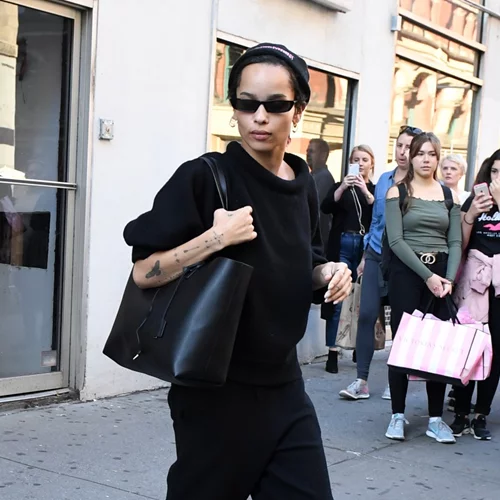 Η Zoë Kravitz με total leather look για τον ρόλο της στη νέα ταινία Batman
