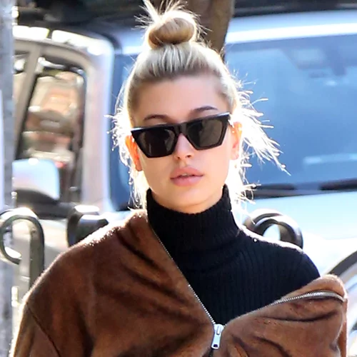 Hailey Baldwin: To total black look της είναι τέλειο για κάθε μέρα