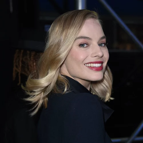 Margot Robbie | Δείχνει κι εκείνη το εσώρουχο της με τον πιο κομψό τρόπο