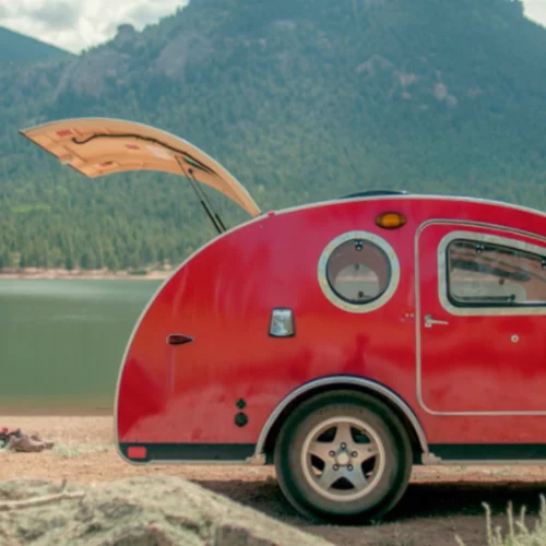 Το retro τροχόσπιτο που θα σε κάνει να ξεχάσεις τα ξενοδοχεία