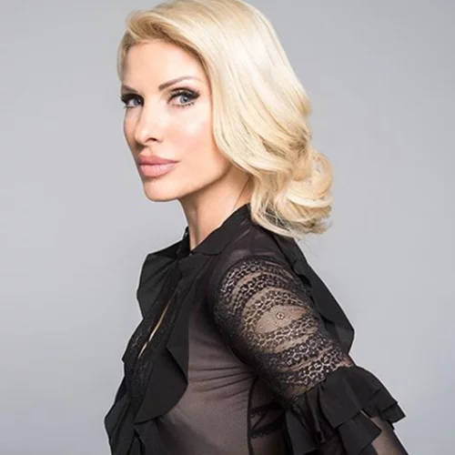 Μικρό μαύρο φόρεμα - ψηλές μαύρες μπότες: Το outfit που βγάζει ασπροπρόσωπη και την Ελένη Μενεγάκη όλη την ημέρα!