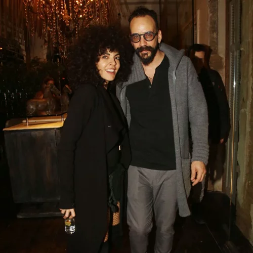 Πάνος Μουζουράκης & Μαρία Σολωμού | Τρυφερές αγκαλιές και φιλιά σε βραδινή έξοδο