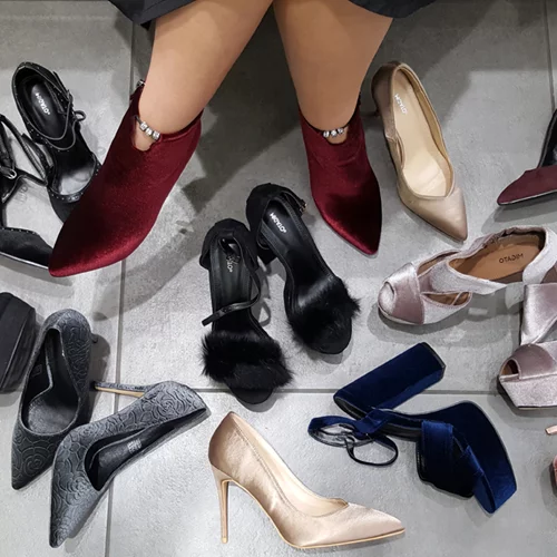 8 παπούτσια και τσάντες που θα μεταμορφώσουν γιορτινά κάθε look σου