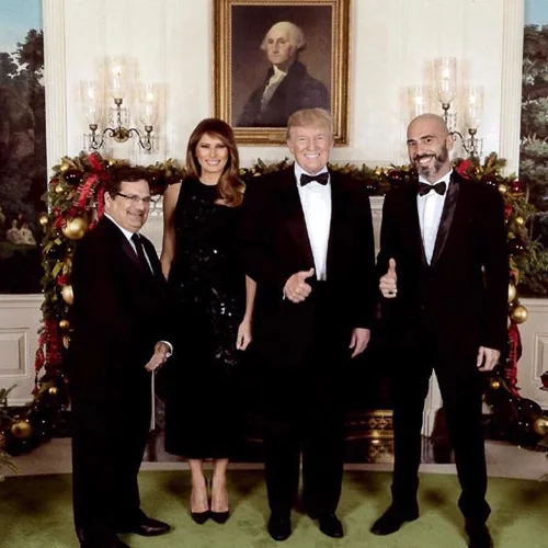 Η χριστουγεννιάτικη φωτογραφία του Βαλάντη με τον Donald Trump