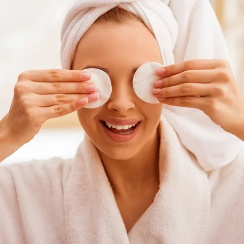 3 τρόποι ντεμακιγιάζ ματιών για κάθε περίσταση