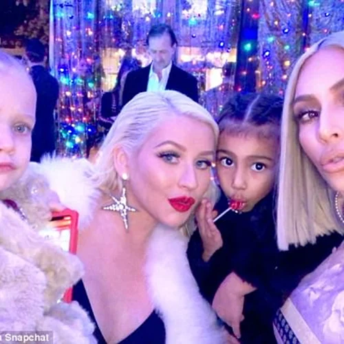 Kim Kardashian | Ολόκληρη η οικογένεια στο χριστουγεννιάτικο πάρτυ (εκτός από την Kylie!)