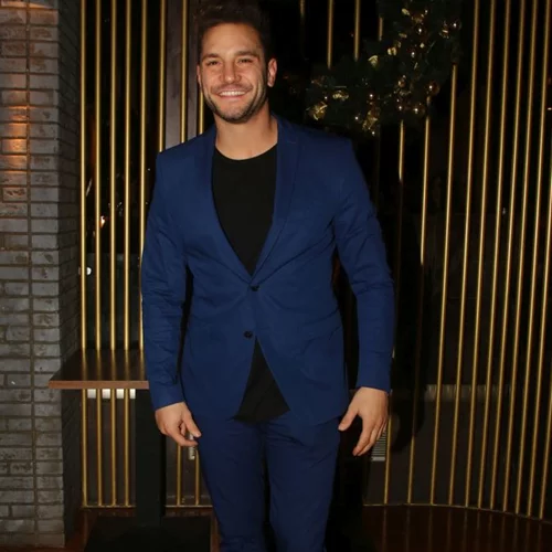 Ευθύμης Ζησάκης | Σπάνια δημόσια εμφάνιση με την κούκλα σύντροφό του