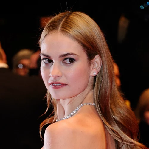 Lily James | Το νέο της hairstyle στην ταινία Rebecca είναι αυτό που θέλουμε να αντιγράψουμε τώρα