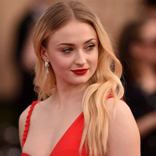 Sophie Turner | Μήπως το τατουάζ της μας αποκαλύπτει το τέλος του Game of Thrones;