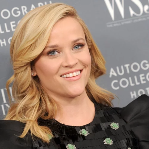 Reese Whitherspoon | Στολίζει το χριστουγεννιάτικο δέντρο της ντυμένη στα κόκκινα!