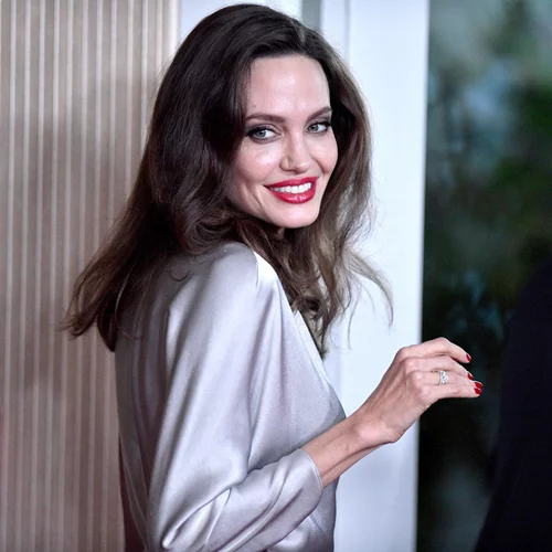 Angelina Jolie | Διαγνώστηκε με την σπάνια νόσο της παράλυσης του Bell