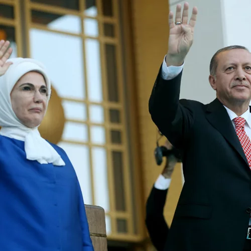 Emine Erdoğan: Ποια είναι η δυναμική Πρώτη Κυρία δίπλα στον Recep Tayyip;