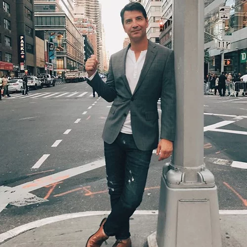 Σάκης Ρουβάς | Μαγνήτισε τα βλέμματα σε βραδινή έξοδο