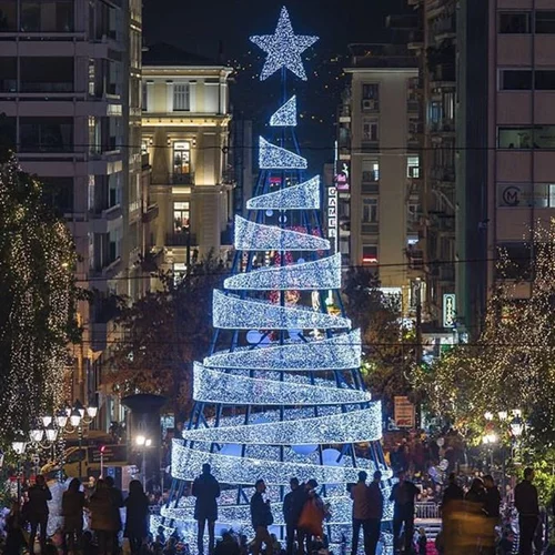 Φωταγωγήθηκε το δέντρο της Αθήνας στο Σύνταγμα