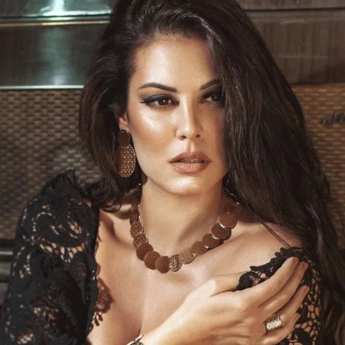 Μαρία Κορινθίου | Στόλισε το χριστουγεννιάτικο δέντρο