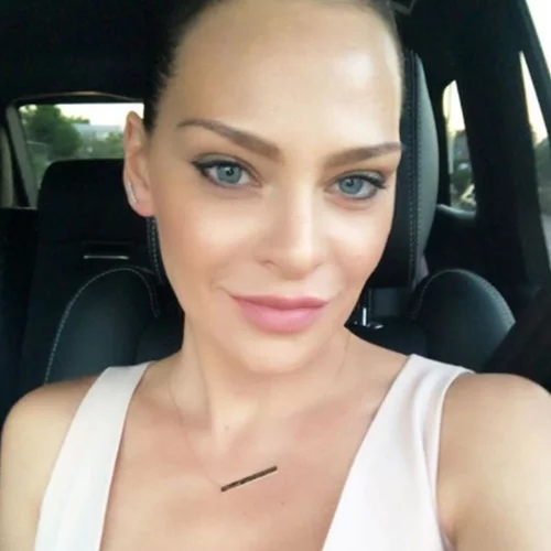 Υβόννη Μπόσνιακ | Εντυπωσιακή στην πρεμιέρα του Αντώνη Ρέμου