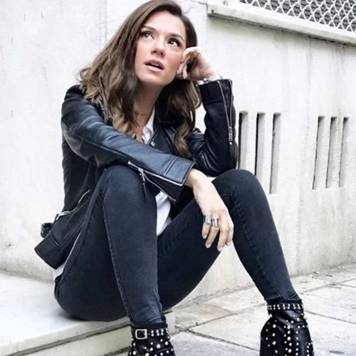 Βάσω Λασκαράκη | Ποζάρει μπροστά στο χριστουγεννιάτικο δέντρο