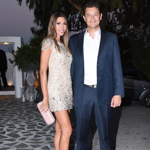 Αντώνης Σρόιτερ | Τρυφερές αγκαλιές με την Ιωάννα Μπούκη σε βραδινή έξοδο