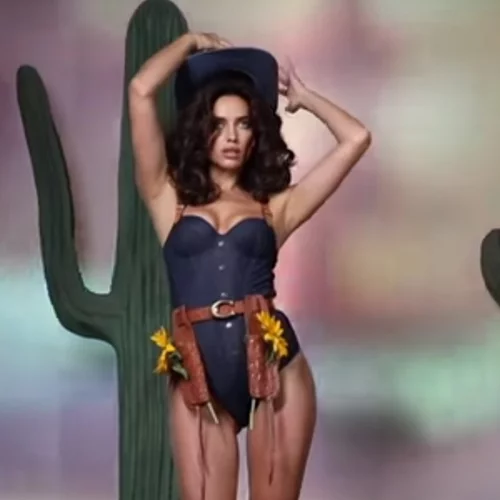 Irina Shayk | Σέξι στο πιο αστείο βίντεο του Love Advent Calendar!