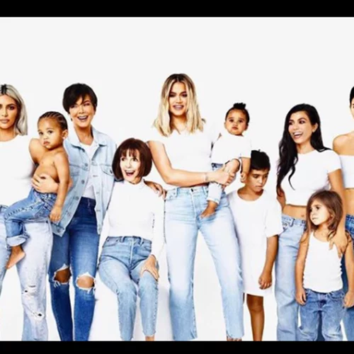 H θεωρία των fans για την κάρτα των Kardashians που σίγουρα δεν είχες σκεφτεί!