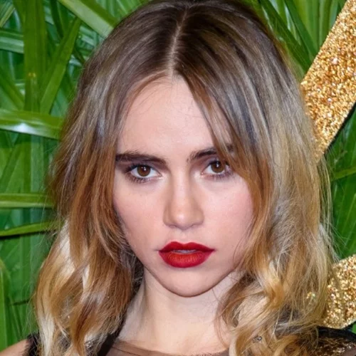 Suki Waterhouse: Δείχνει τα εσώρουχα της στο κόκκινο χαλί (αλλά παραμένει super stylish)
