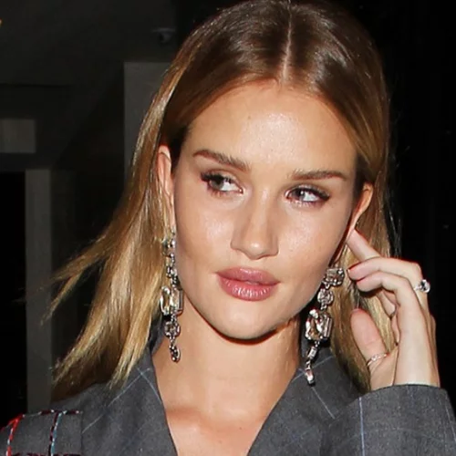 Rosie Huntington - Whiteley | Τι φόρεσε στο αεροδρόμιο που δεν περιμέναμε;